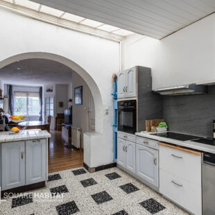 EXCLUSIVITÉ SQUARE HABITAT : MAISON 1930 – 3 CHAMBRES – JARDIN – SALLE JACQUES BREL