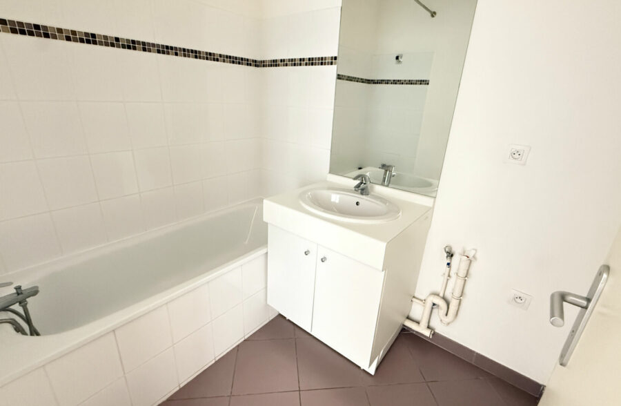 APPARTEMENT  1 CHAMBRE AVEC  TERRASSE ET GARAGE