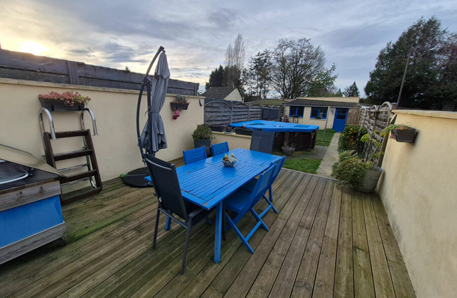 Maison rénovée avec jardin et garage