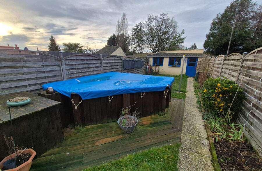 Maison rénovée avec jardin et garage