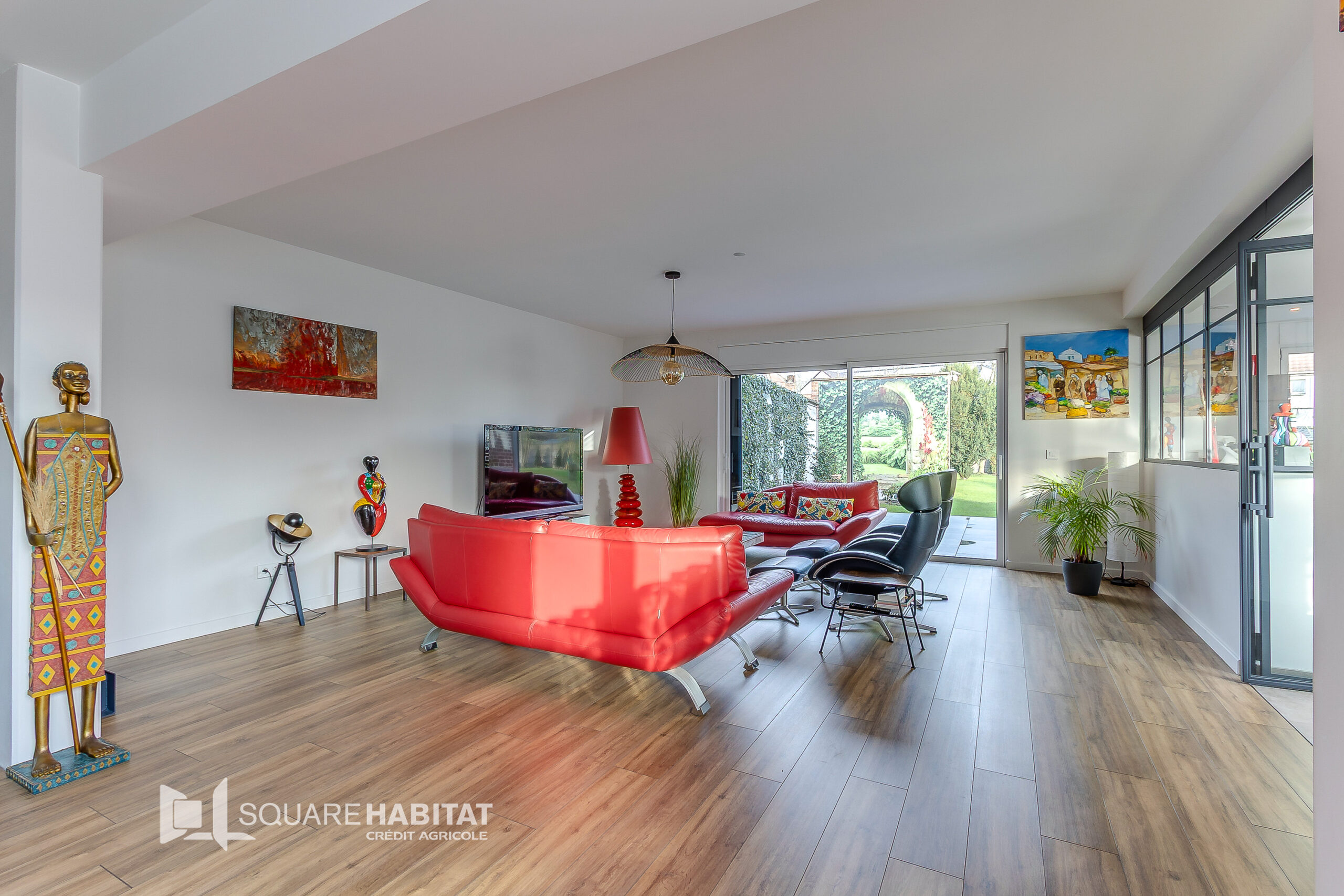 Maison contemporaine de 182 m2 grand garage et parking deux voitures.