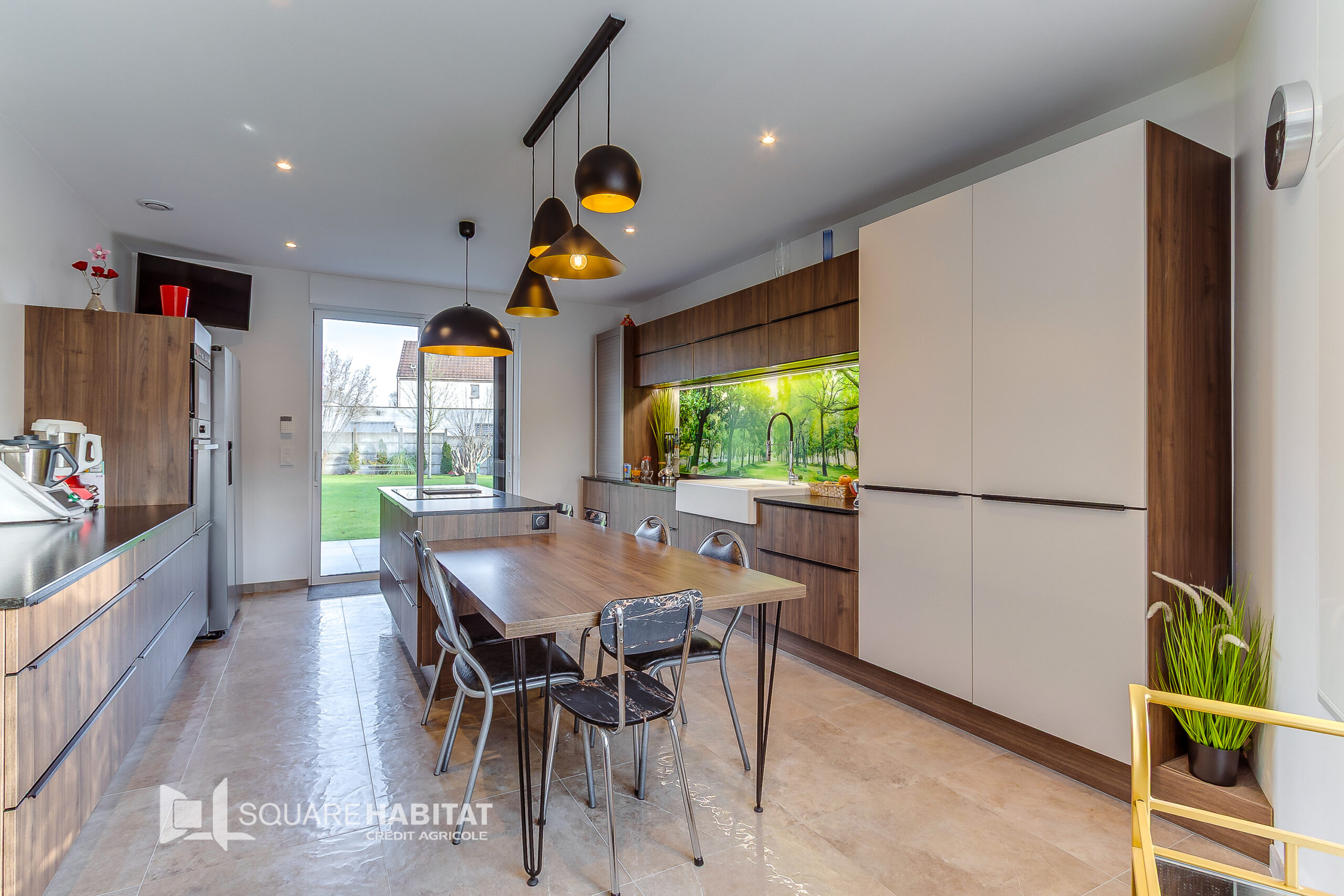 Maison contemporaine de 182 m2 grand garage et parking deux voitures.