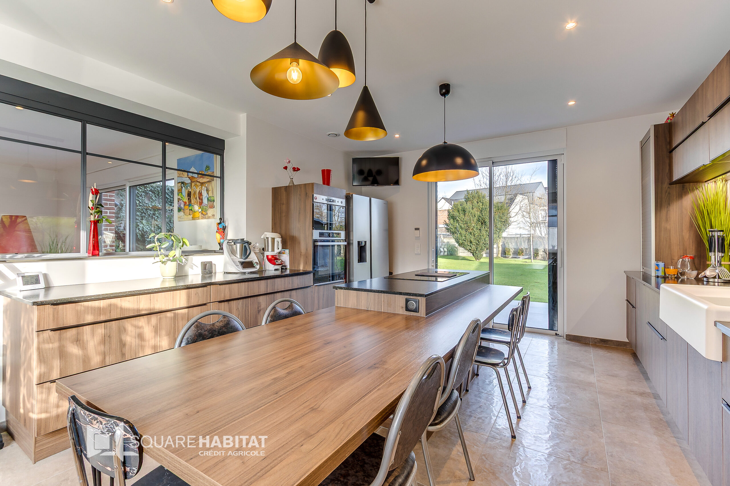 Maison contemporaine de 182 m2 grand garage et parking deux voitures.