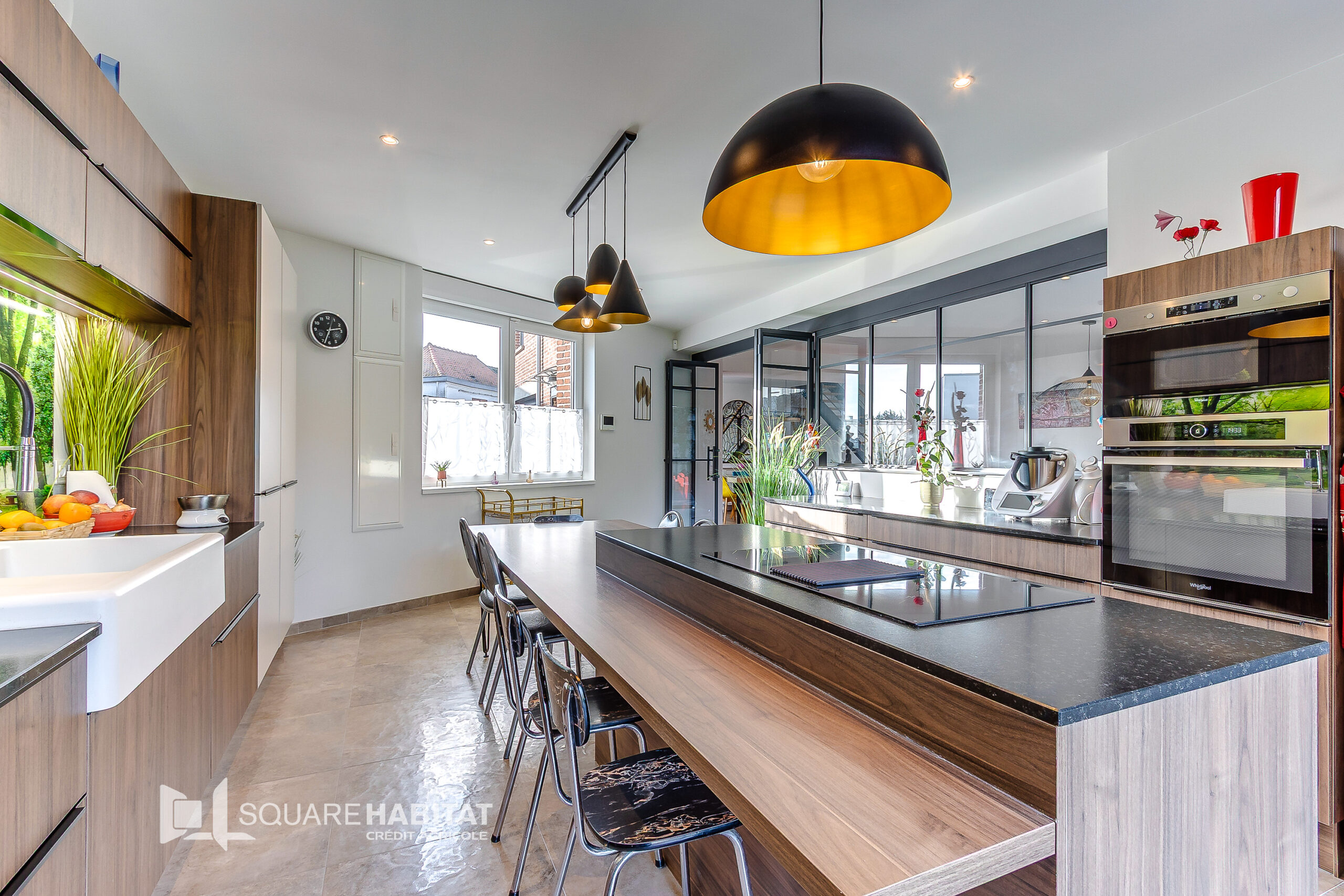 Maison contemporaine de 182 m2 grand garage et parking deux voitures.