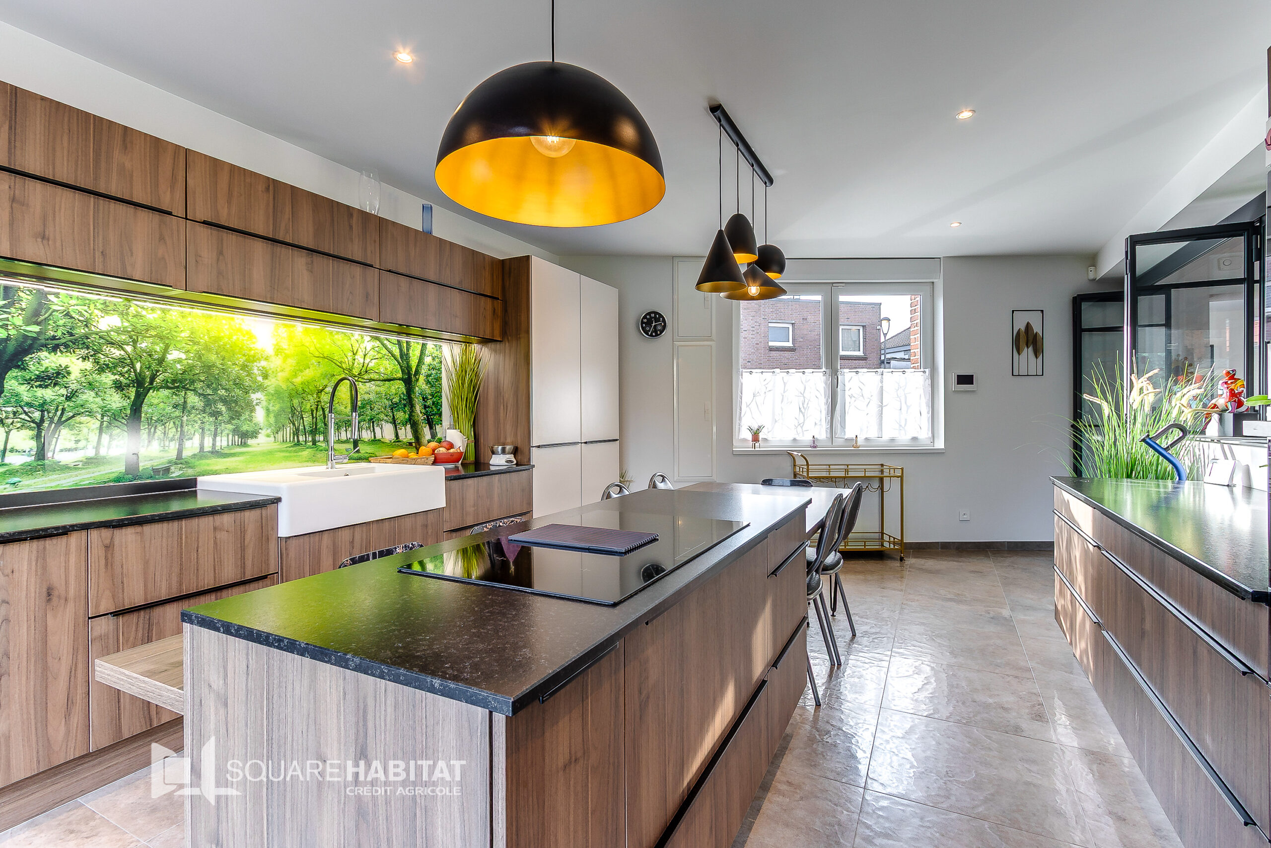 Maison contemporaine de 182 m2 grand garage et parking deux voitures.