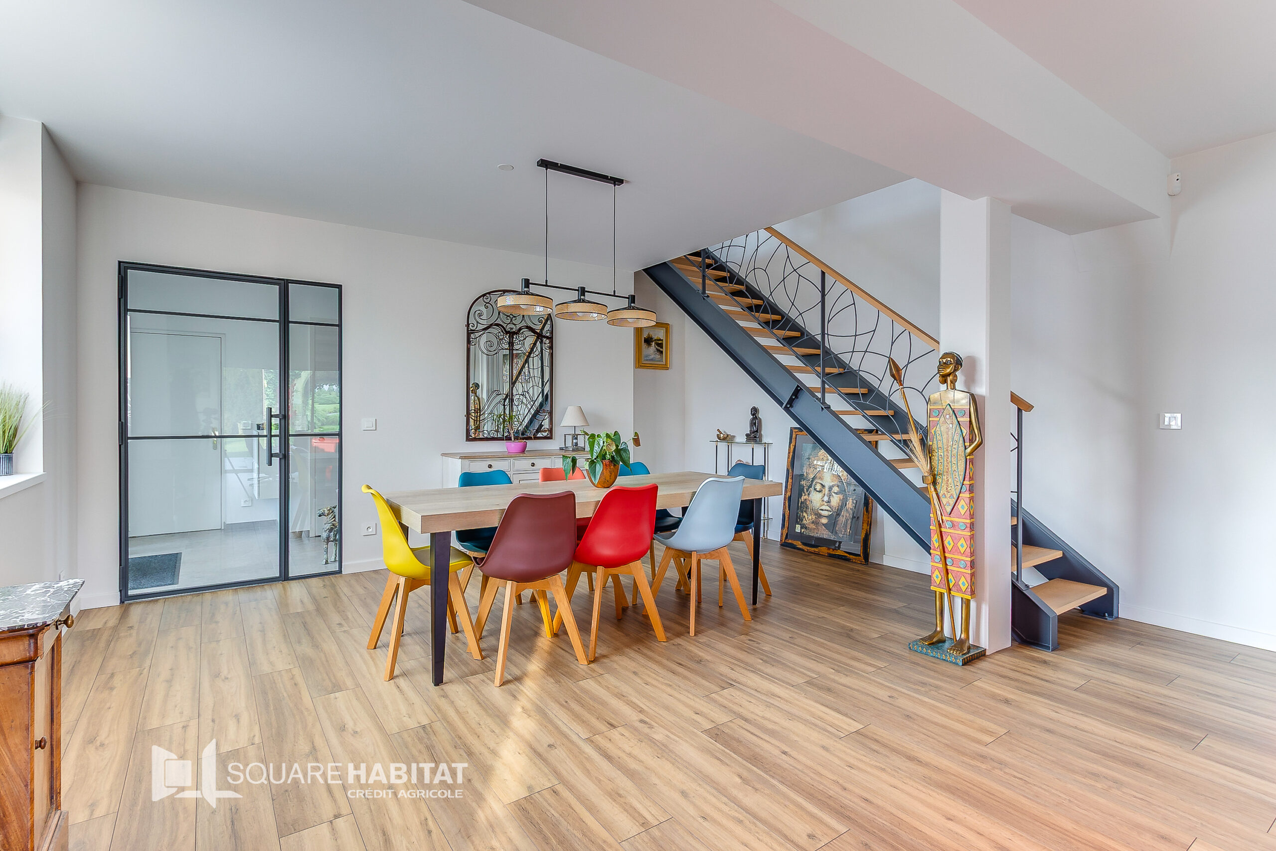 Maison contemporaine de 182 m2 grand garage et parking deux voitures.