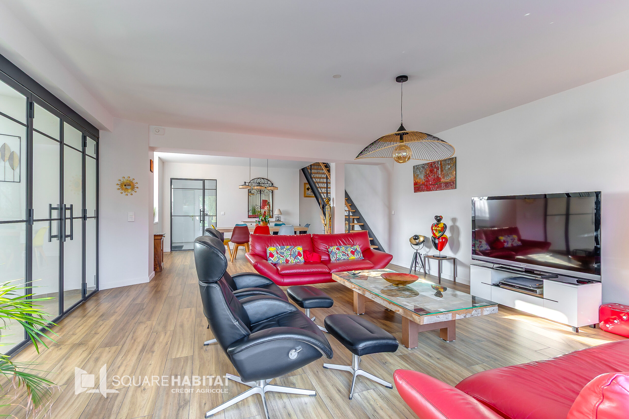 Maison contemporaine de 182 m2 grand garage et parking deux voitures.