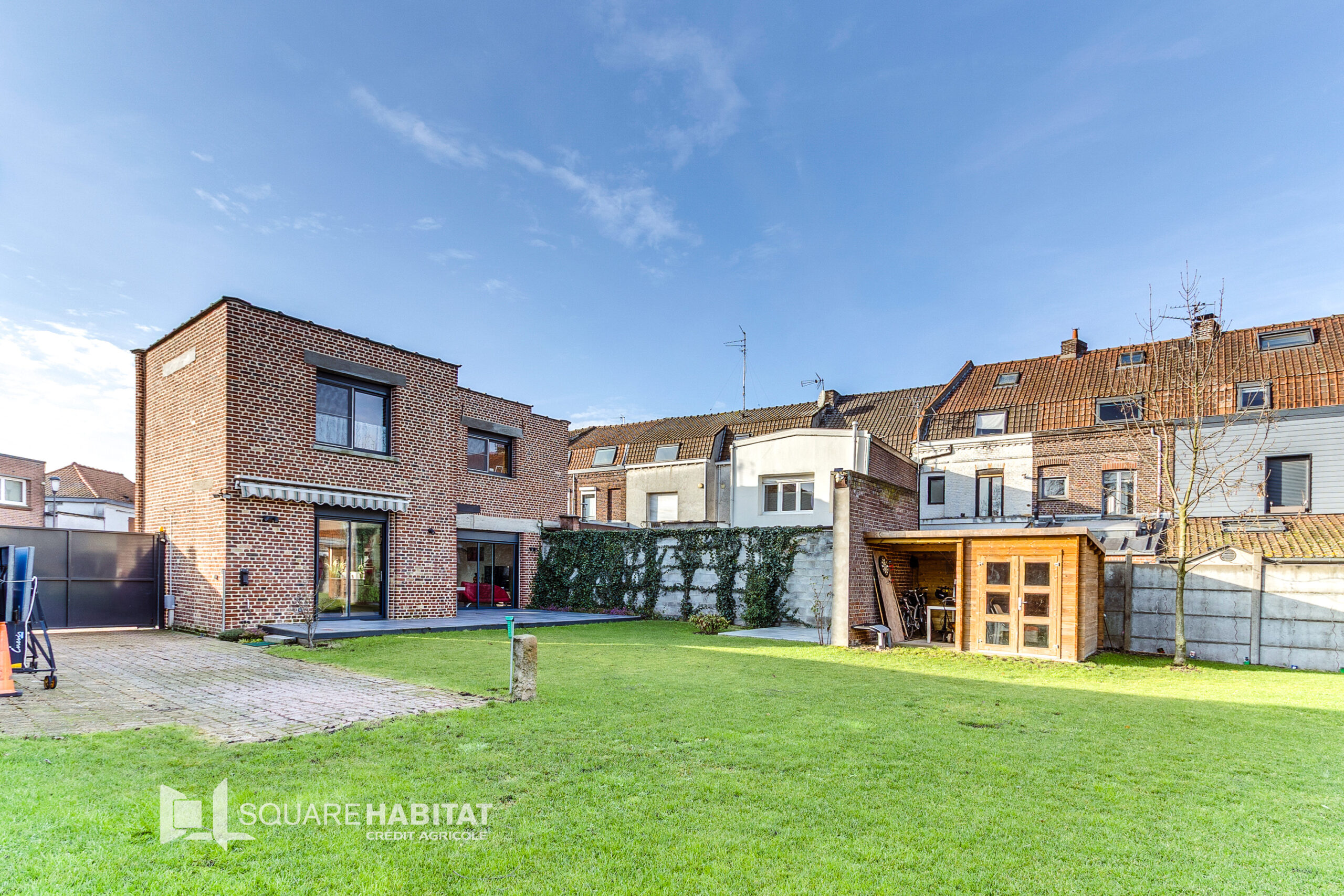 Maison contemporaine de 182 m2 grand garage et parking deux voitures.