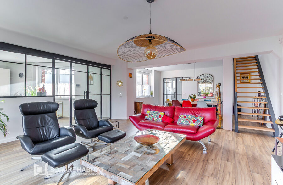 Maison contemporaine de 182 m2 grand garage et parking deux voitures.