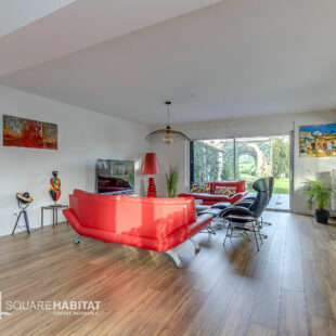 Maison contemporaine de 182 m2 grand garage et parking deux voitures.