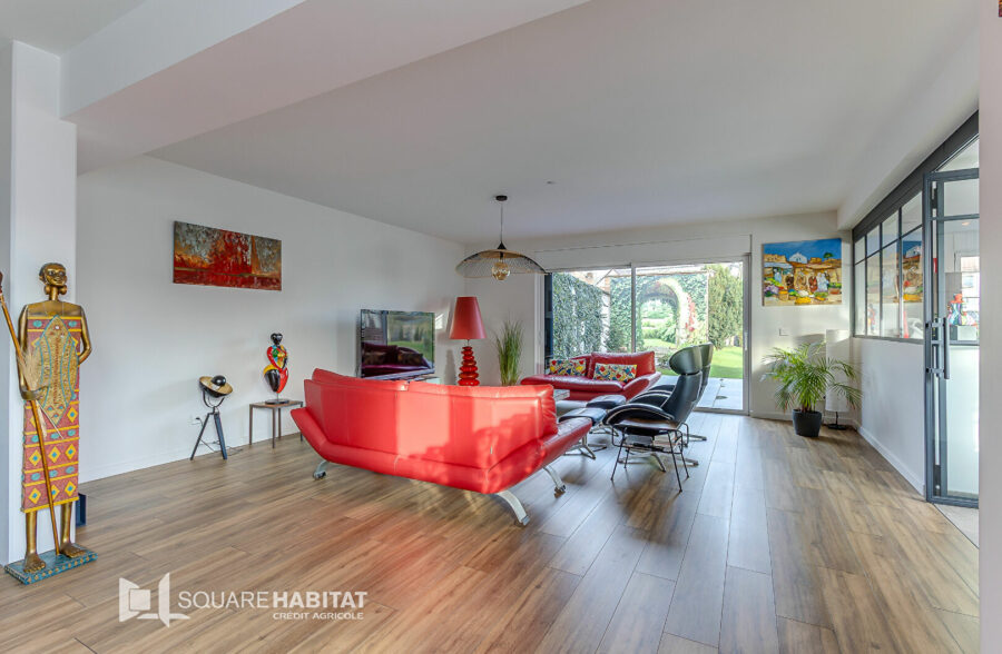 Maison contemporaine de 182 m2 grand garage et parking deux voitures.