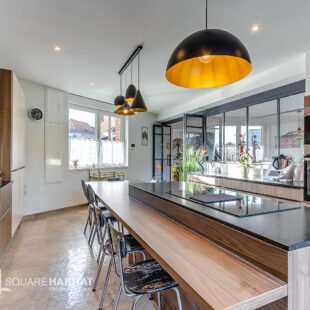 Maison contemporaine de 182 m2 grand garage et parking deux voitures.