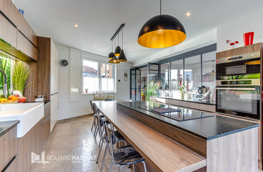 Maison contemporaine de 182 m2 grand garage et parking deux voitures.