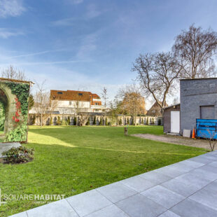 Maison contemporaine de 182 m2 grand garage et parking deux voitures.