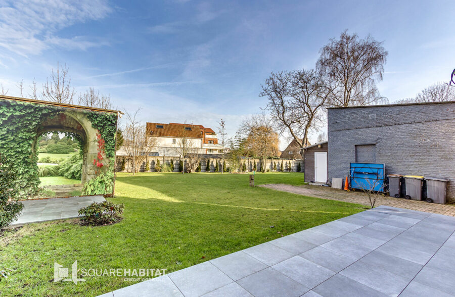 Maison contemporaine de 182 m2 grand garage et parking deux voitures.