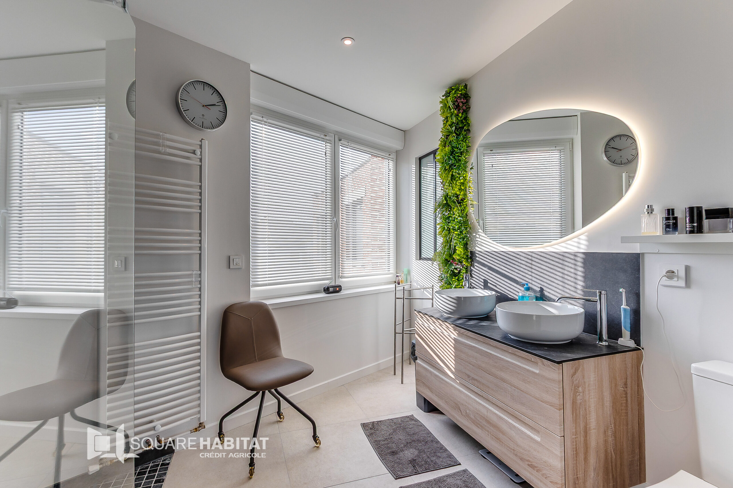 Maison contemporaine de 182 m2 grand garage et parking deux voitures.