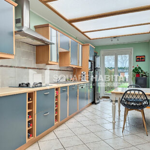 Superbe maison lumineuse, avec grand jardin, 2 chambres, située dans une rue calme.