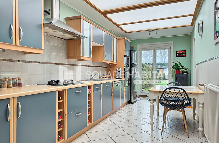 Superbe maison lumineuse, avec grand jardin, 2 chambres, située dans une rue calme.