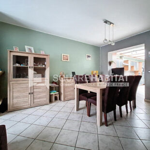 Superbe maison lumineuse, avec grand jardin, 2 chambres, située dans une rue calme.