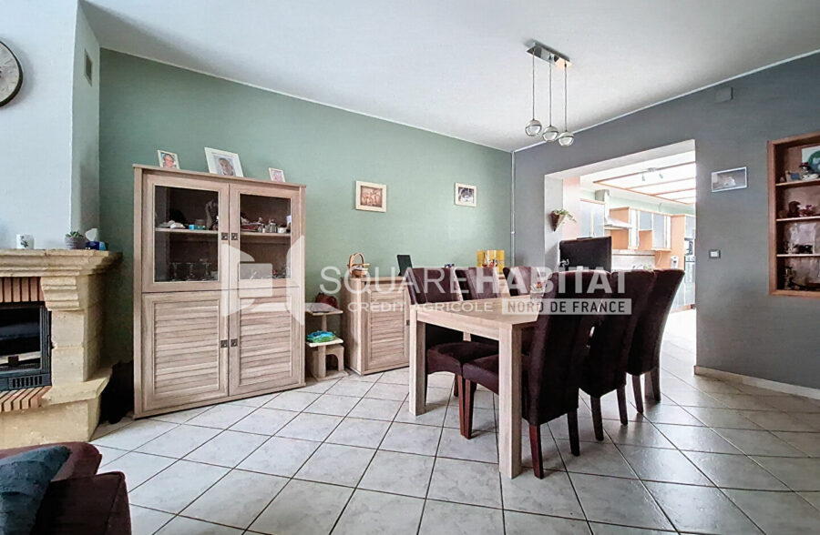 Superbe maison lumineuse, avec grand jardin, 2 chambres, située dans une rue calme.