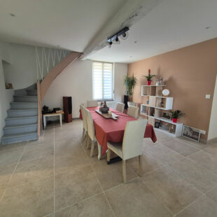 Maison semi-mitoyenne comprenant 4 chambres, jardin, garage