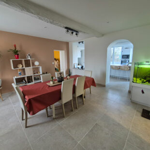 Maison semi-mitoyenne comprenant 4 chambres, jardin, garage