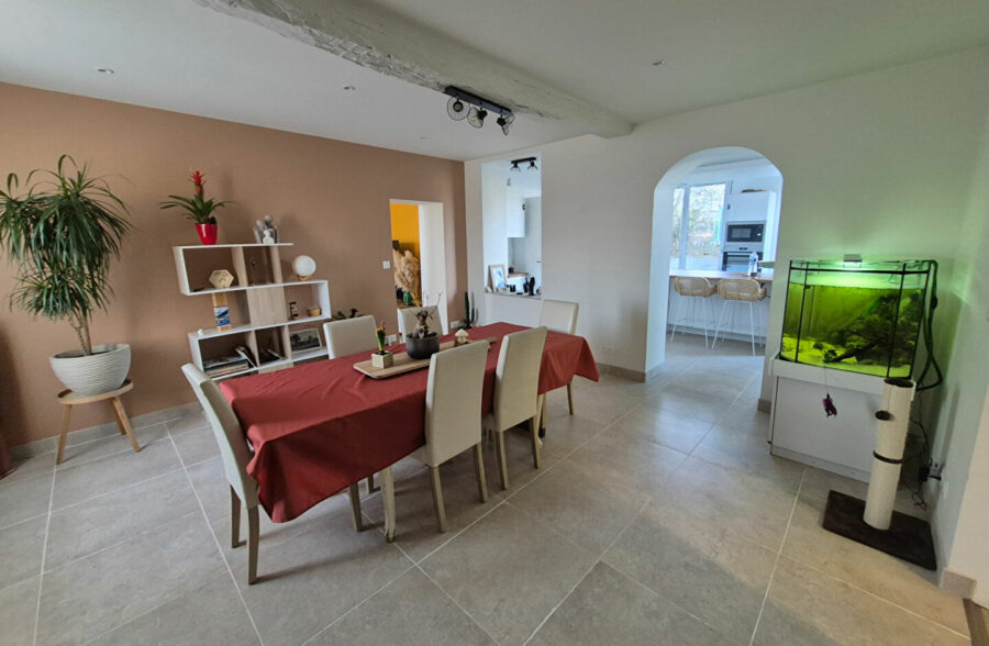 Maison semi-mitoyenne comprenant 4 chambres, jardin, garage