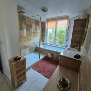 Maison semi-mitoyenne comprenant 4 chambres, jardin, garage