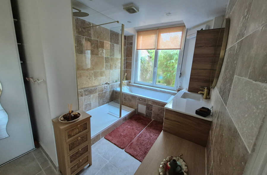 Maison semi-mitoyenne comprenant 4 chambres, jardin, garage