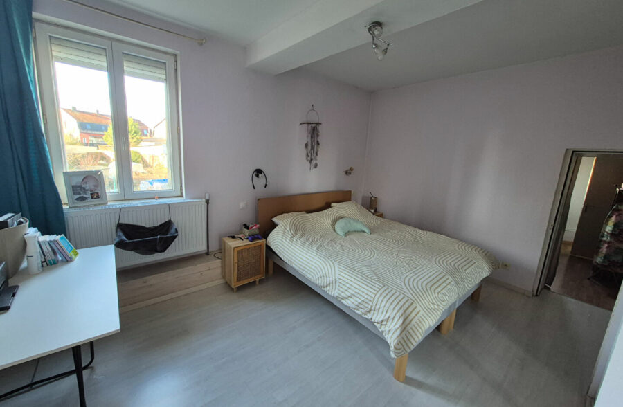 Maison semi-mitoyenne comprenant 4 chambres, jardin, garage