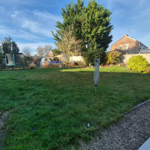 Maison semi-mitoyenne comprenant 4 chambres, jardin, garage