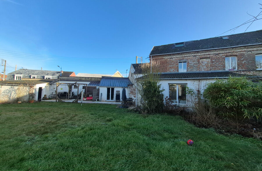 Maison semi-mitoyenne comprenant 4 chambres, jardin, garage