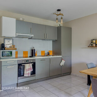 APPARTEMENT – CENTRE VILLE –  – 2 CHAMBRES – JARDINS – 1 PLACE DE PARKING – CAVE