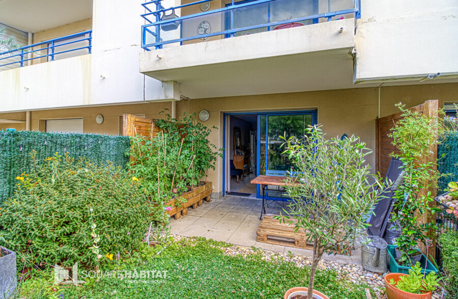 APPARTEMENT – CENTRE VILLE –  – 2 CHAMBRES – JARDINS – 1 PLACE DE PARKING – CAVE