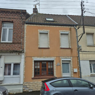 Maison vendue louée avec 3 chambres et une cour
