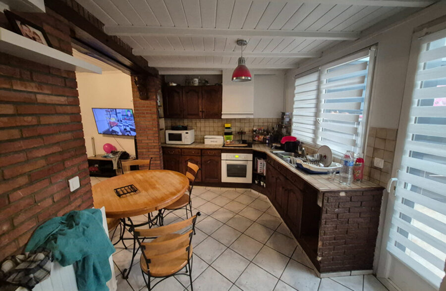 Maison vendue louée avec 3 chambres et une cour