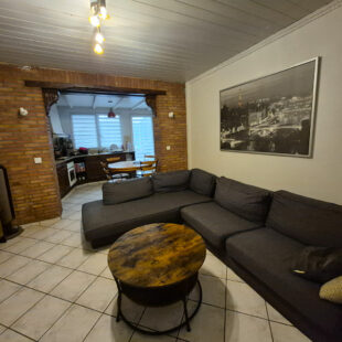 Maison vendue louée avec 3 chambres et une cour