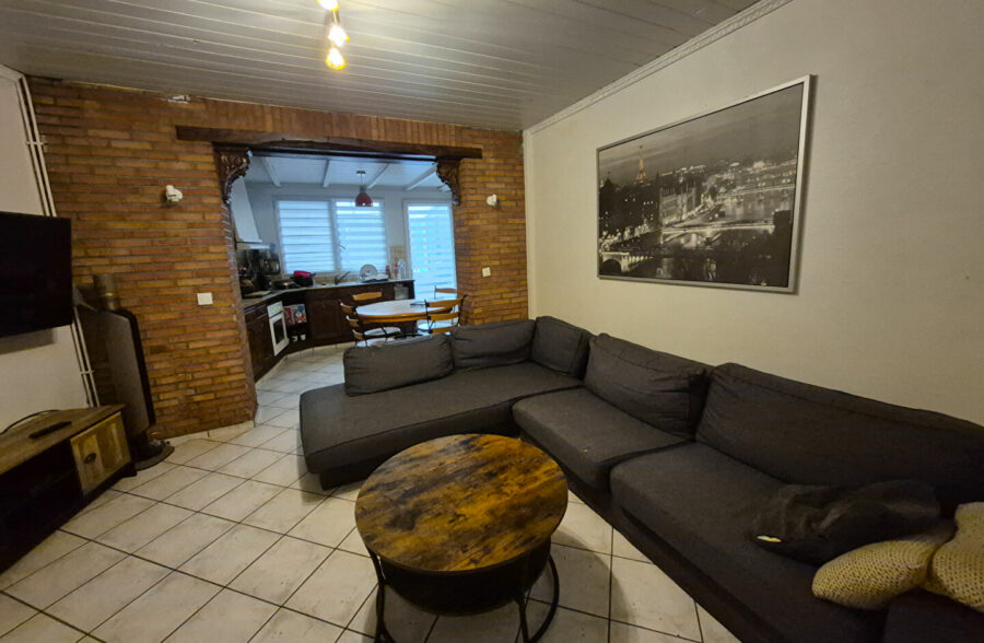 Maison vendue louée avec 3 chambres et une cour