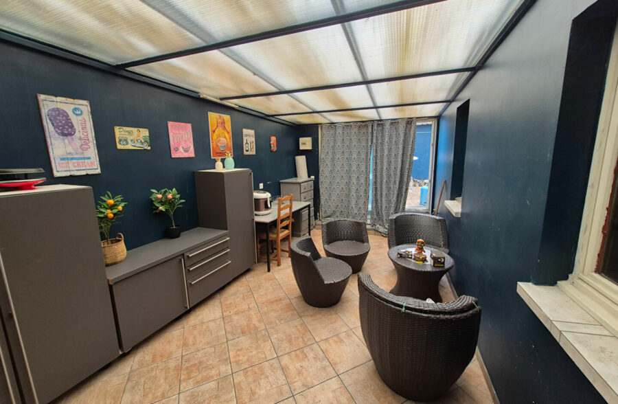 Maison vendue louée avec 3 chambres et une cour