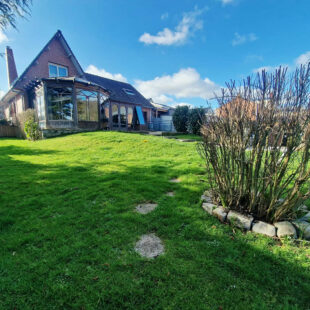 Maison individuelle en brique avec un sous sol, 4 chambres , 2 en bas et double accès rue.
