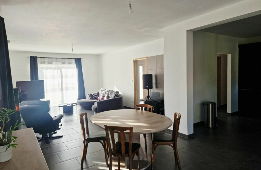 Maison individuelle en brique avec un sous sol, 4 chambres , 2 en bas et double accès rue.