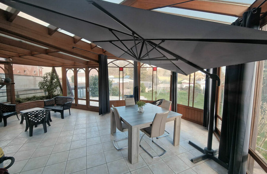 Maison individuelle en brique avec un sous sol, 4 chambres , 2 en bas et double accès rue.