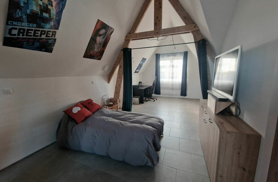 Maison individuelle en brique avec un sous sol, 4 chambres , 2 en bas et double accès rue.