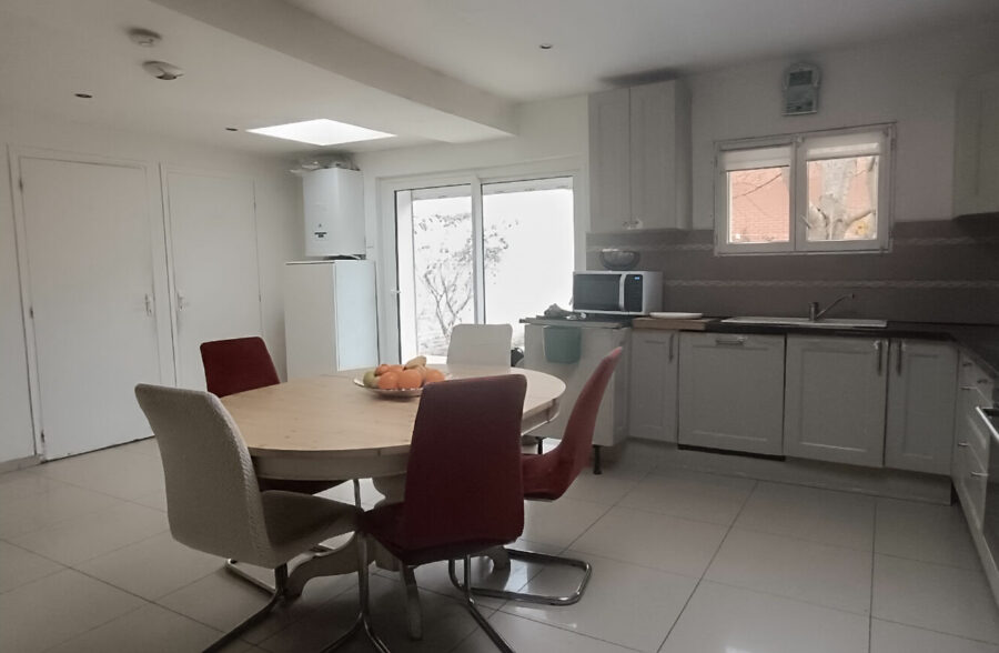 LARGE HABITATION OFFRANT PLUS DE 190M2 HABITABLE ET 6 CHAMBRES