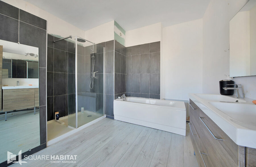 Immeuble de rapport de 253m² à Clary – Commerce & Habitation !