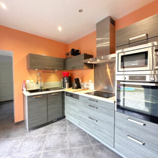 Maison semi individuelle de 144m², jardin de plus de 800m², deux garages.