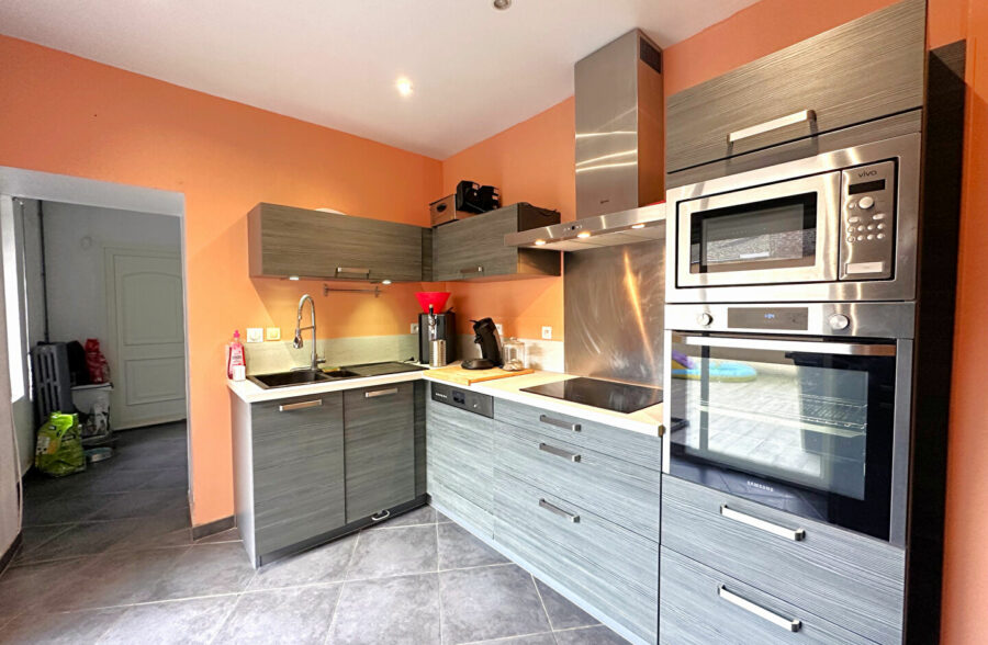 Maison semi individuelle de 144m², jardin de plus de 800m², deux garages.