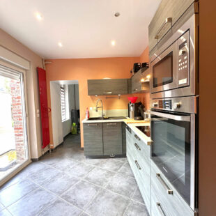 Maison semi individuelle de 144m², jardin de plus de 800m², deux garages.