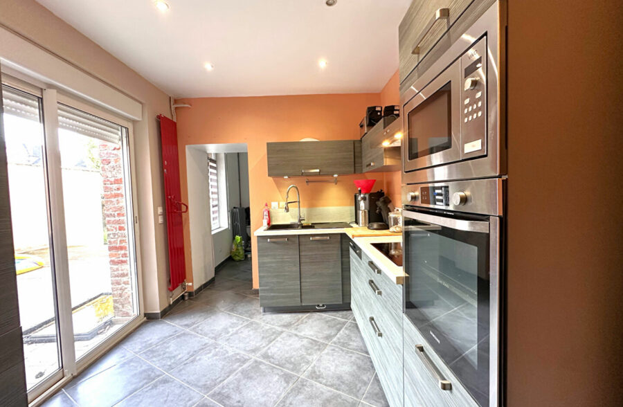 Maison semi individuelle de 144m², jardin de plus de 800m², deux garages.