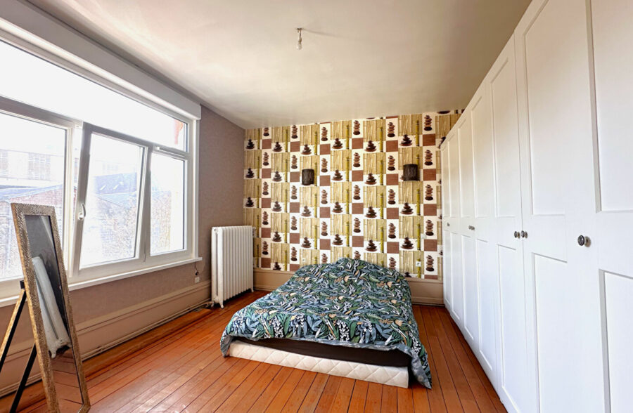 Maison semi individuelle de 144m², jardin de plus de 800m², deux garages.